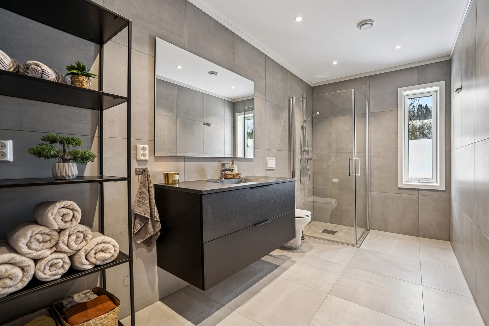 Moderne og stilrent bad i hovedetasjen med 60x60 fliser på vegg og gulv, samt gulvvarme og downlights. Galleribilde