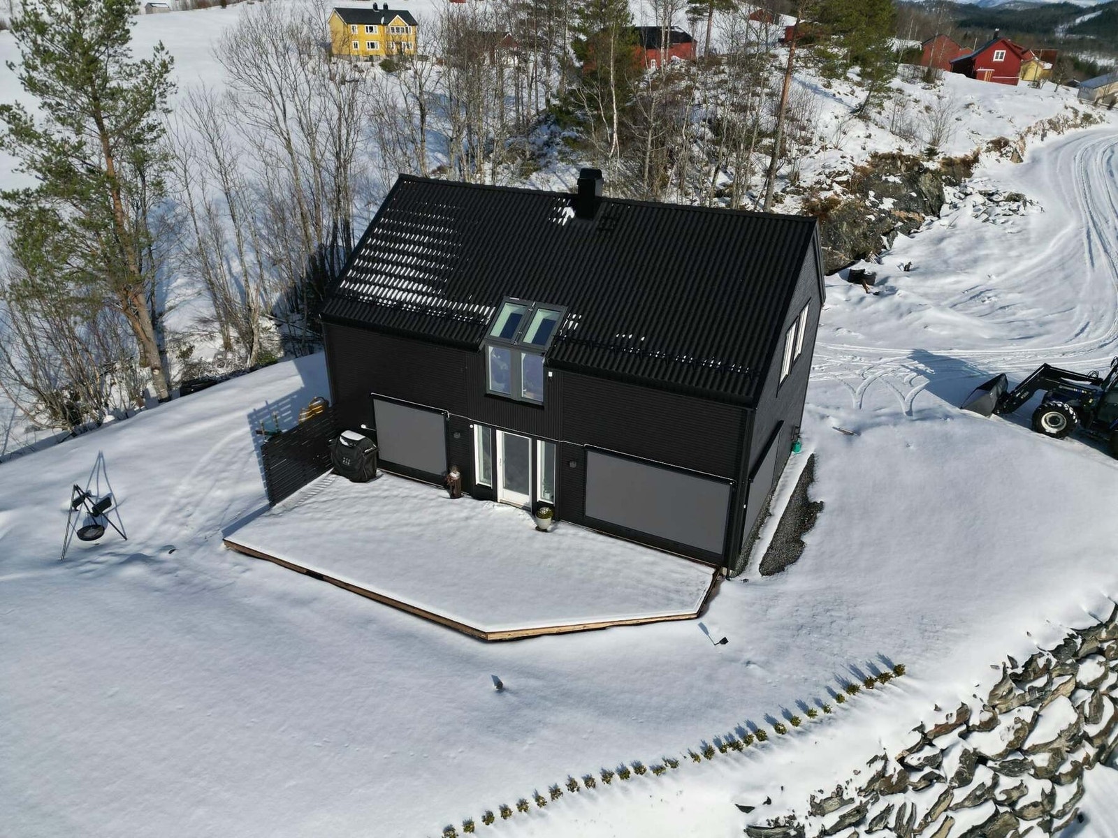 Eiendommen har en romslig tomt som gir god avstand til naboer og en luftig og privat atmosfære rundt boligen. Galleribilde