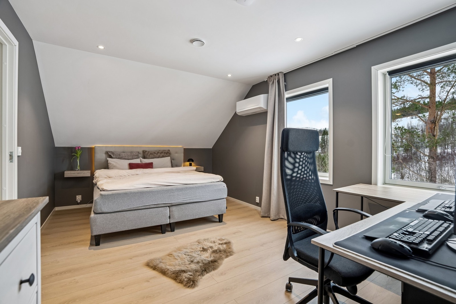 Hovedsoverommet er romslig og har god plass til både seng, samt tilhørende garderobe. Galleribilde