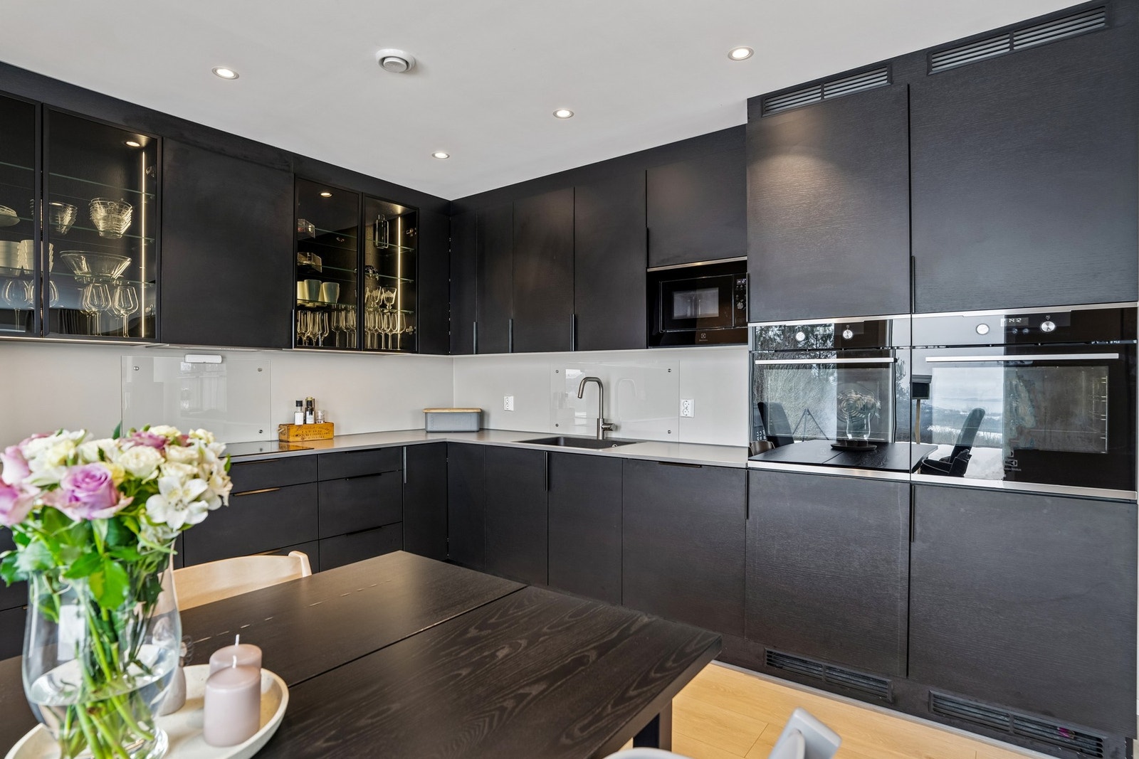 Kjøkkenet har en moderne utforming som passer godt til boligens stilrene uttrykk. Galleribilde