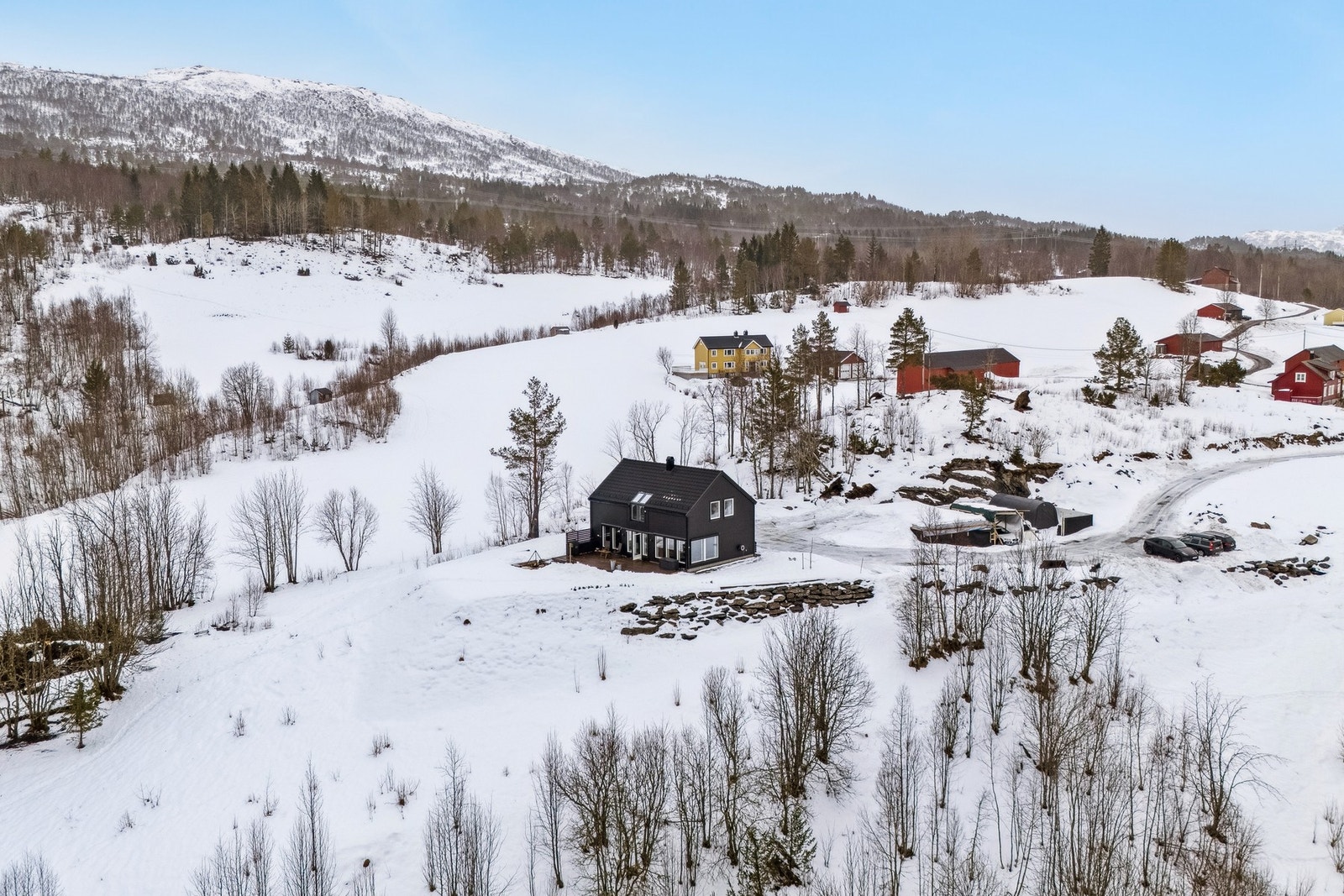 Her bor man i landlige omgivelser med kort vei til både turterreng, sjø og flotte friluftsområder. Galleribilde