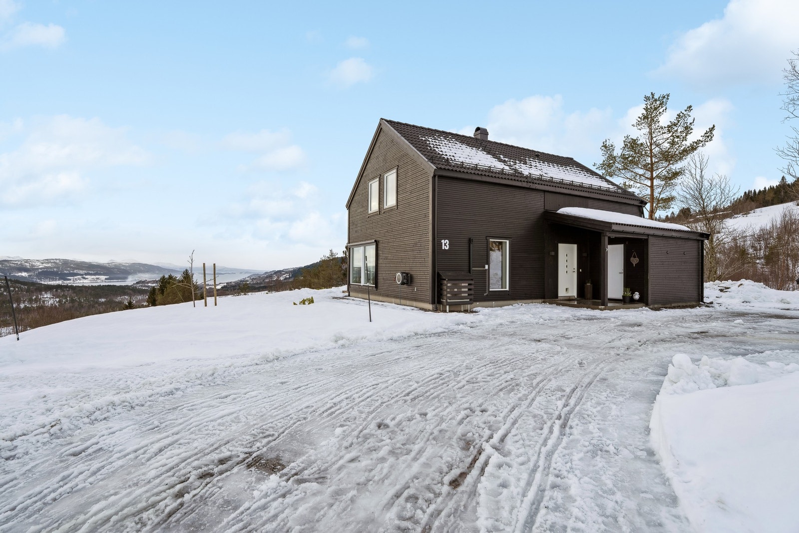 Det er påbegynt oppføring av større garasje og redskapshus på eiendommen. Arbeidet er ikke ferdigstilt, men tiltaket er godkjent av kommunen. Galleribilde