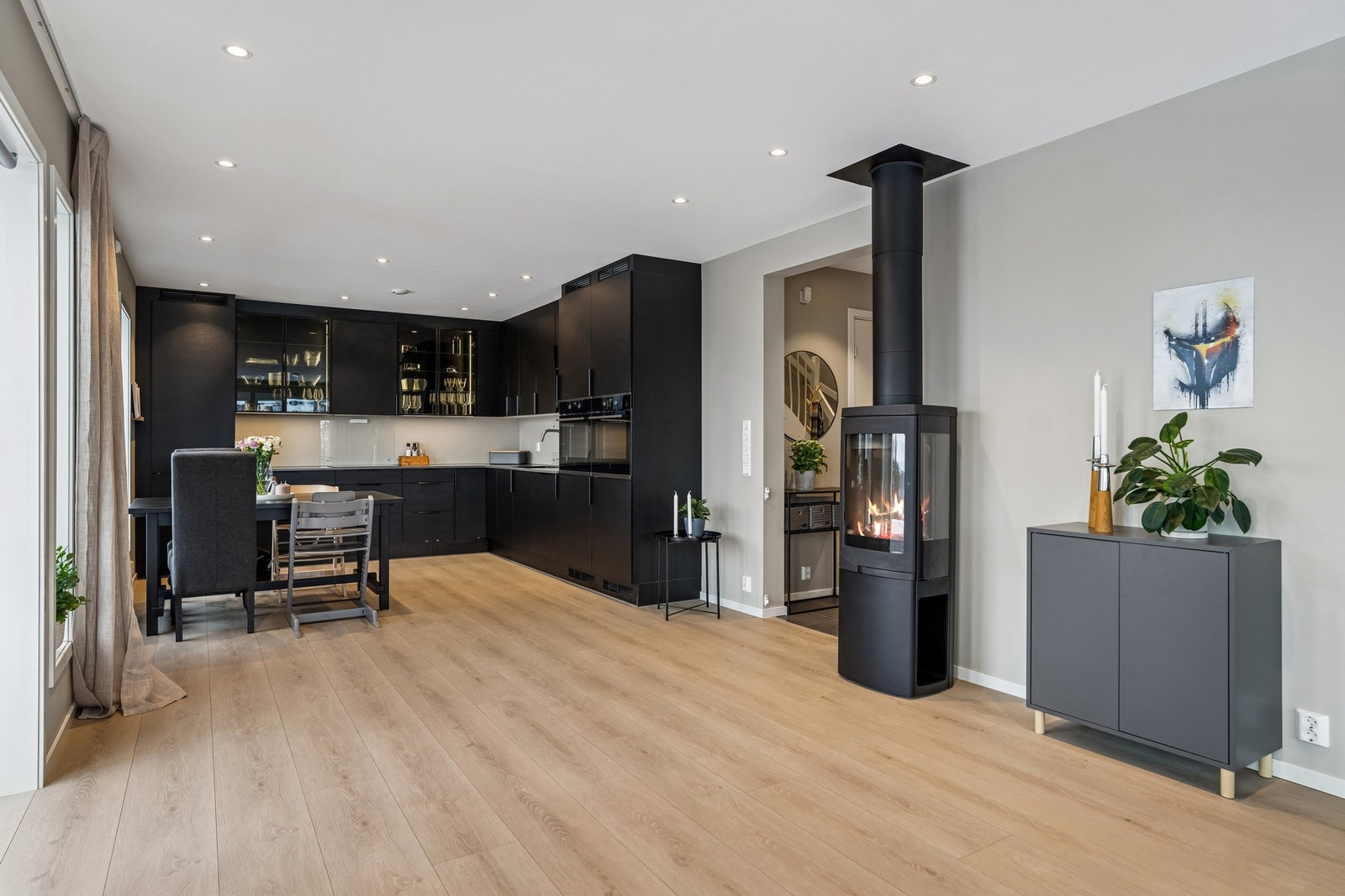 Kjøkkenet ligger i åpen løsning mot stuen og fremstår moderne og stilrent. Galleribilde