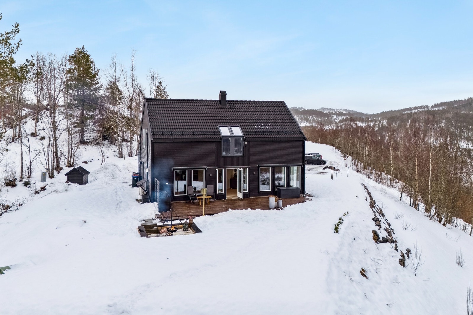 Romslig tomt med god plass rundt boligen og god avstand til naboer. Galleribilde