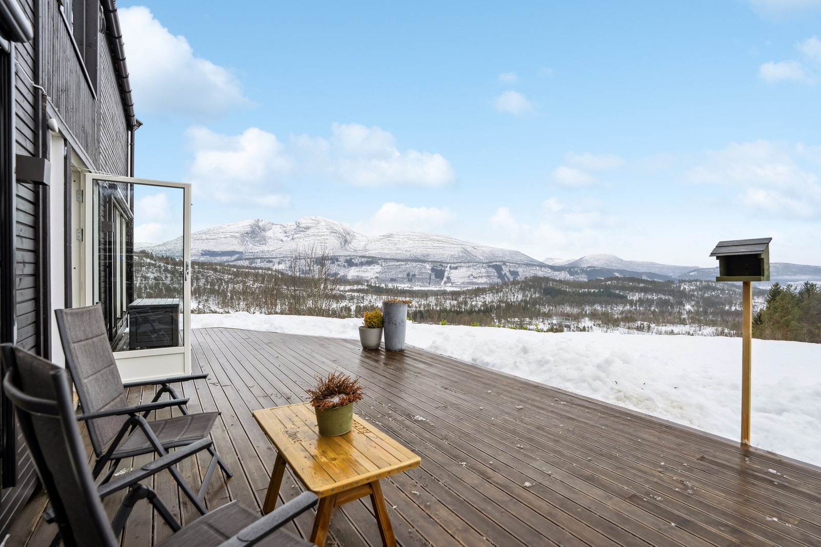 Det er fantastisk utsikt fra store deler av eiendommen, samt meget gode solforhold fra morgen til kveld på boligens fremside. Galleribilde