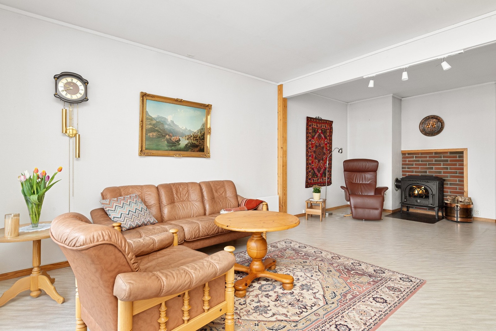 Koselig lesekrok med vedovn. Stuen har også panelovner til oppvarming. Galleribilde