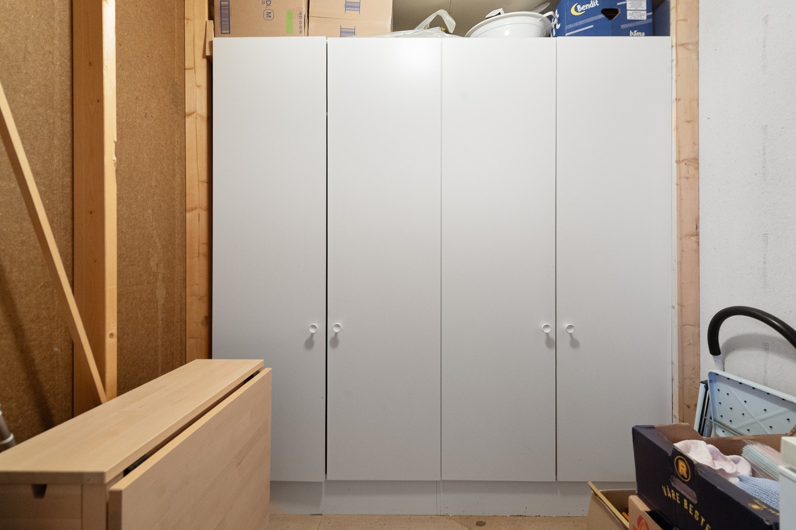 På samme plan, i nærheten av heisen, som leiligheten er det en sportsbod på omtrent 5 m². Her går man tørrskodd fra leilighet til bod. Galleribilde