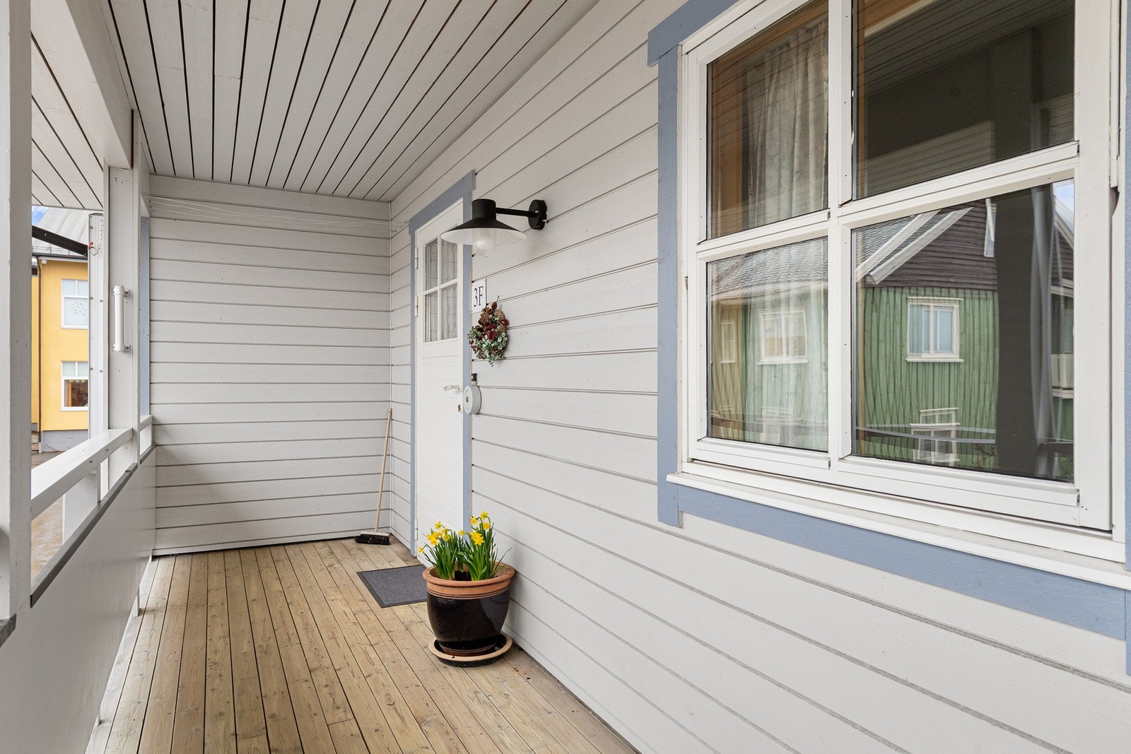 Overbygd svalgang fra heisen bort til leiligheten. Merk at leiligheten ligger i enden uten trafikk forbi. Galleribilde