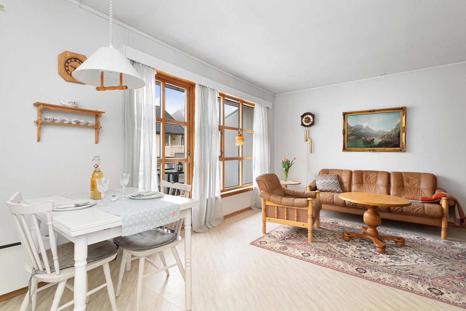 Utgang til veranda fra stue/kjøkken Galleribilde