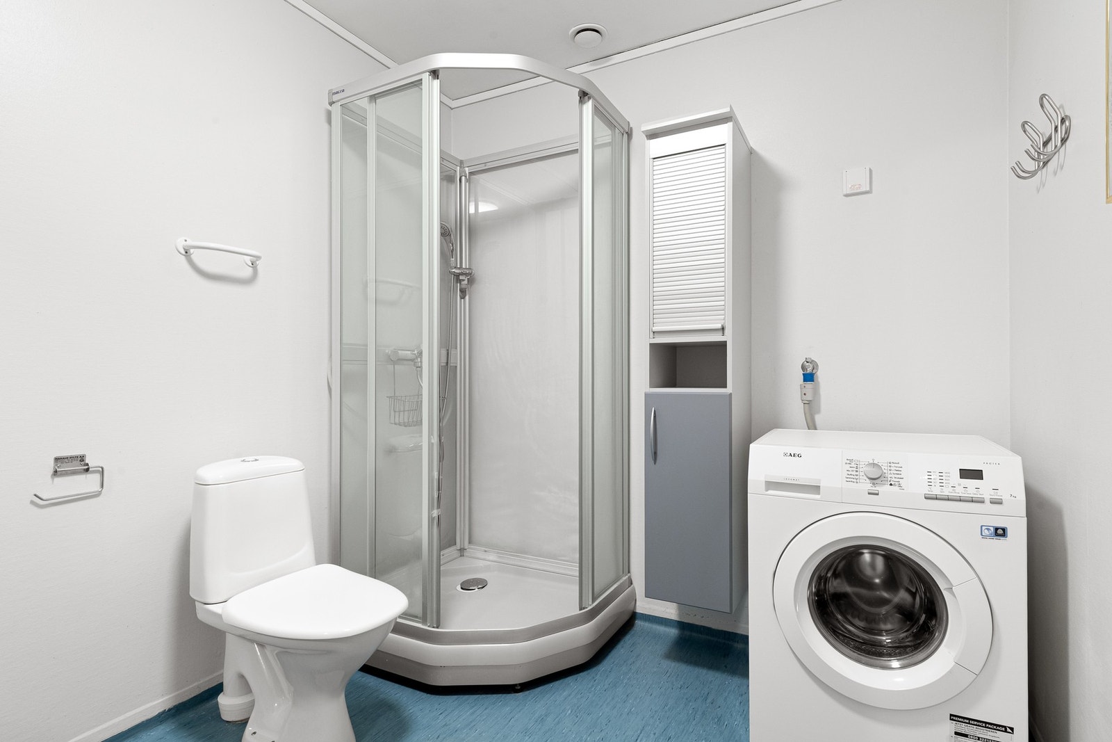 Badet har gulvbelegg med varme og opplegg for vaskemaskin. Galleribilde