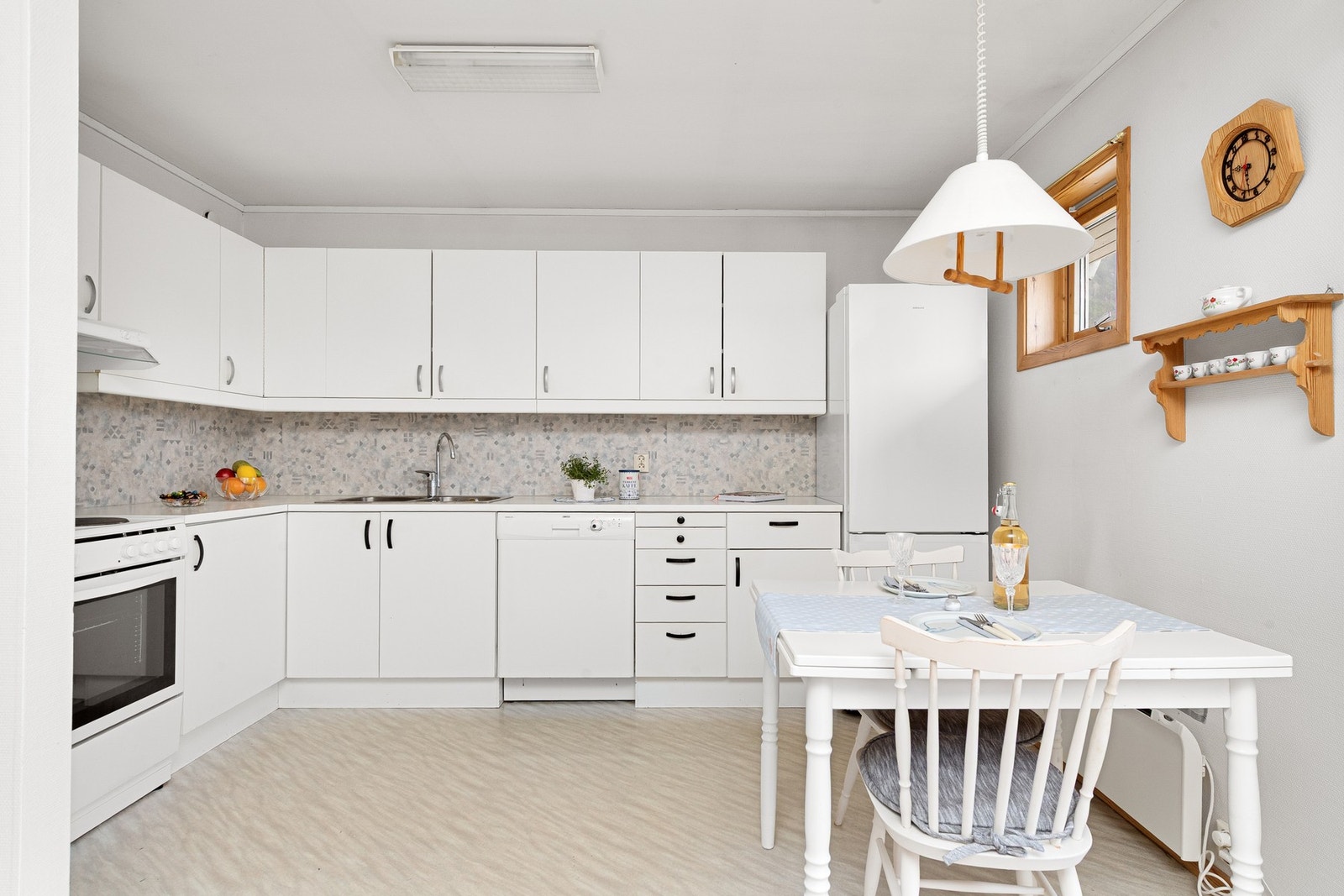 Kjøkkenet har lyse overflater og godt med skapplass. Galleribilde