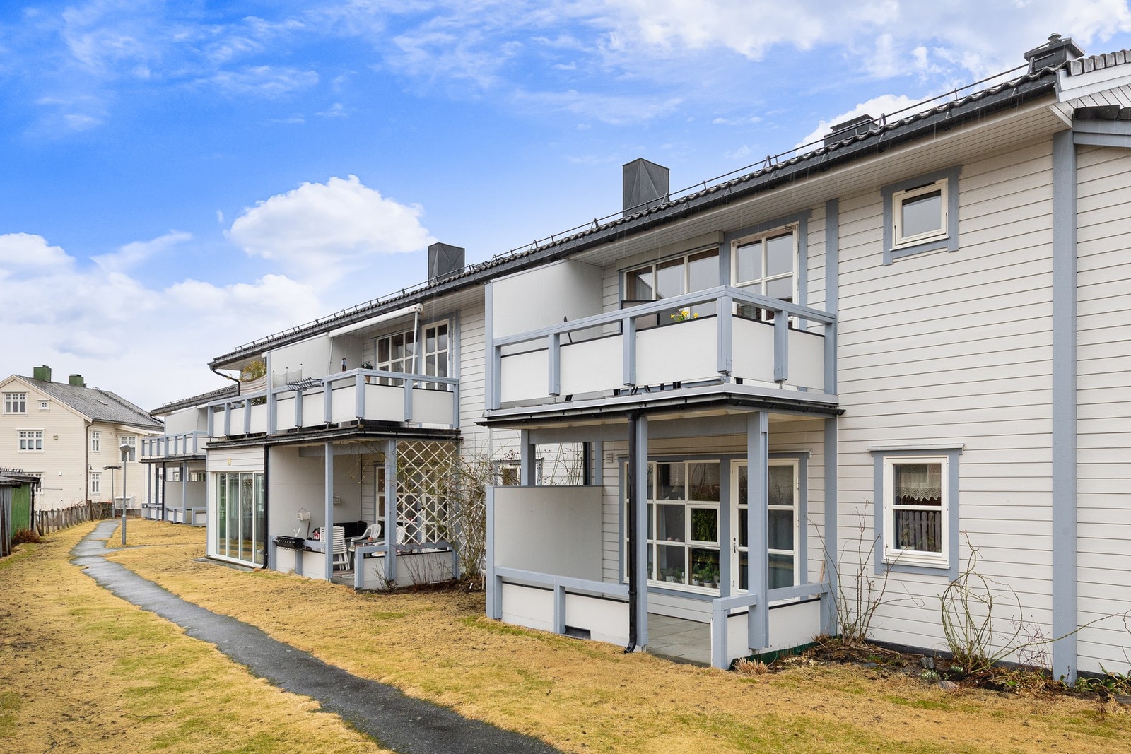 EIE eiendomsmegling v/Tore Magerøy ønsker hjertelig velkommen til Sandgata 3F! Leiligheten er den oppe til høyre i bildet. Foto: Studio Istad (Espen Istad) Galleribilde