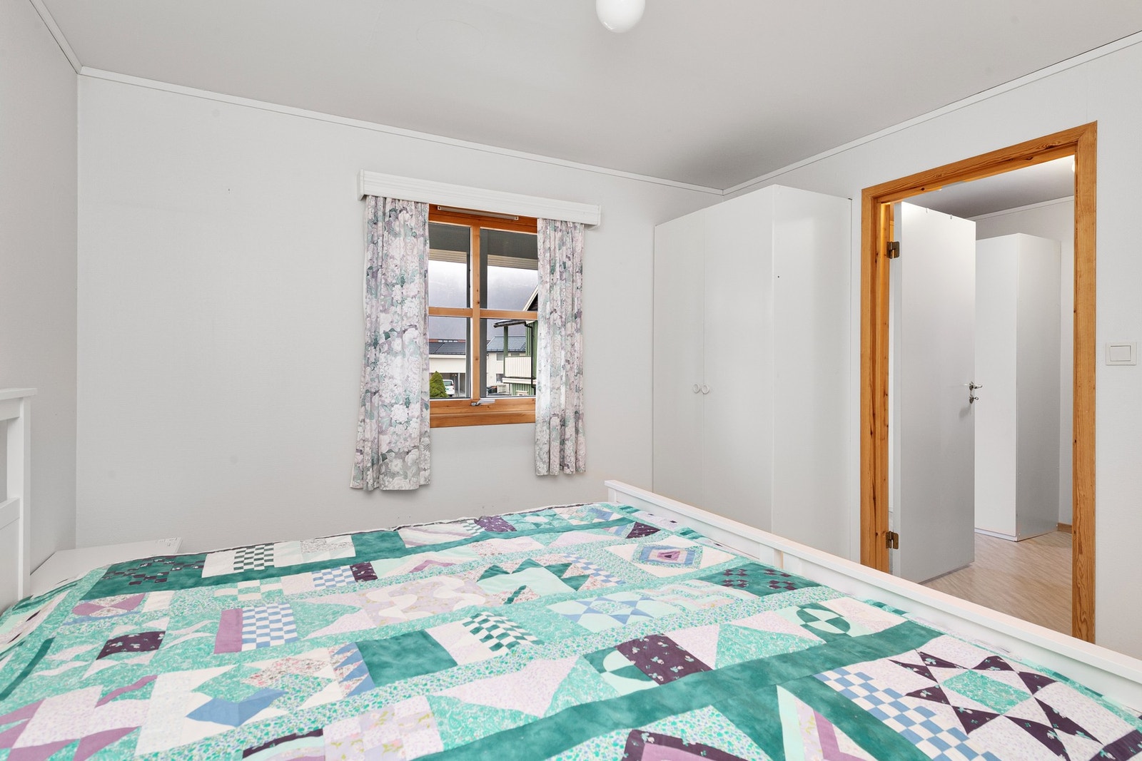 Lyse overflater og godt med skapplass Galleribilde