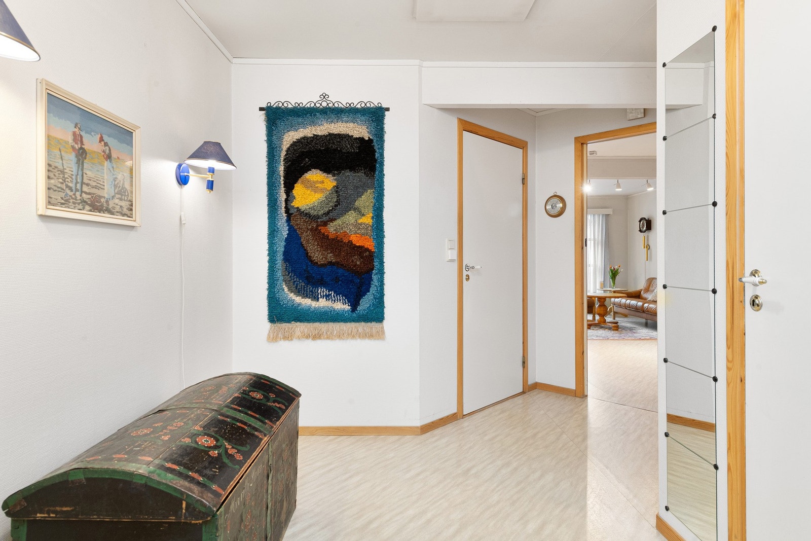 Her skimter man så vidt loftsluken. Mørkloftet har god takhøyde og god lagringsplass. Galleribilde