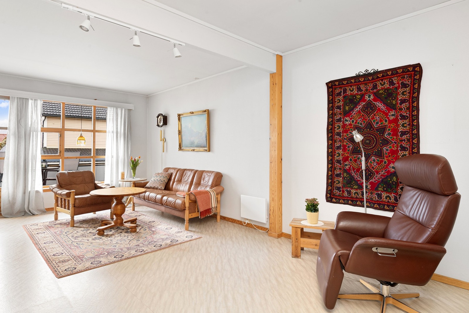 Lys og trivelig stue med åpen stue/kjøkken løsning som gir en god romfølelse. Galleribilde