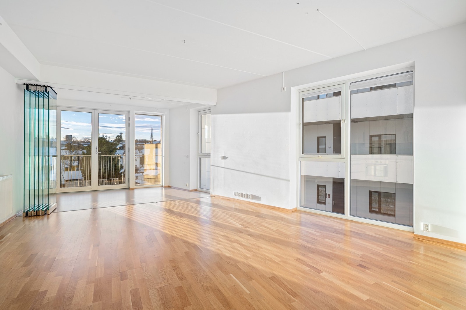 Romslig og lys stue med store vindusflater som gir rikelig med naturlig lys. Galleribilde