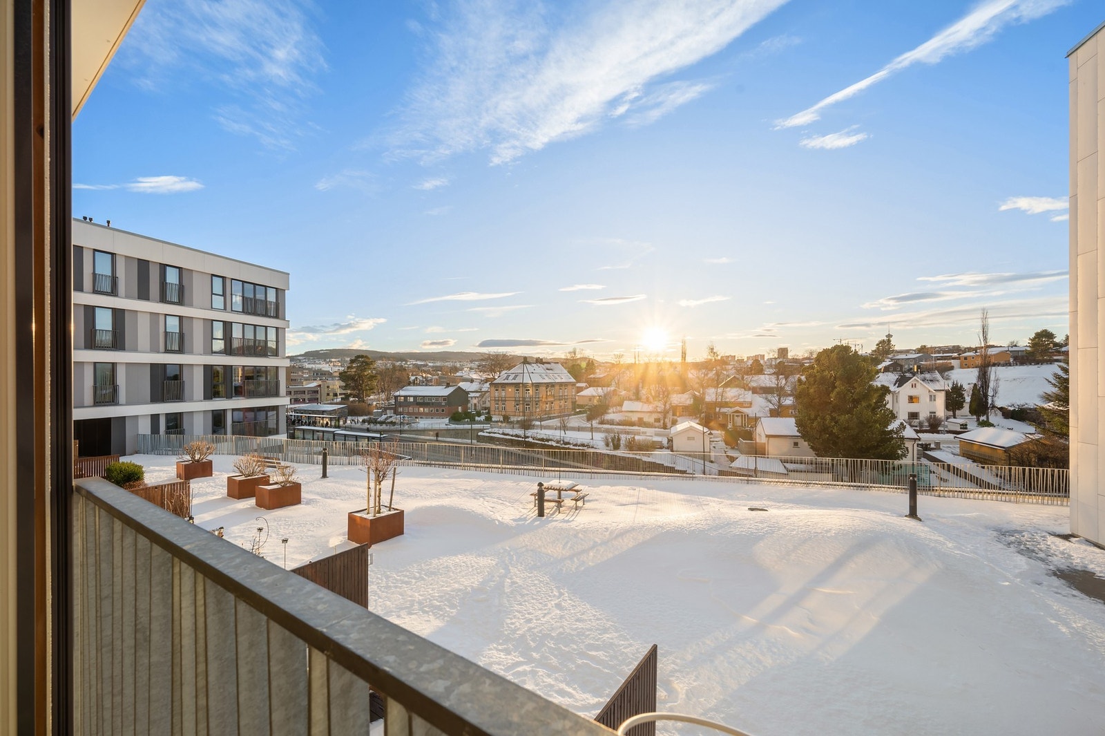 Fin utsikt fra den franske balkongen med god oversikt over nærområdet. Galleribilde