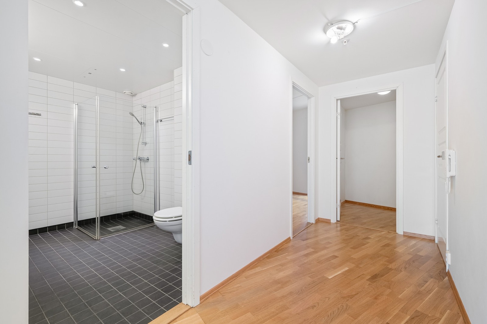 Entré med parkettgulv og god forbindelse til bad og oppholdsrom. Galleribilde