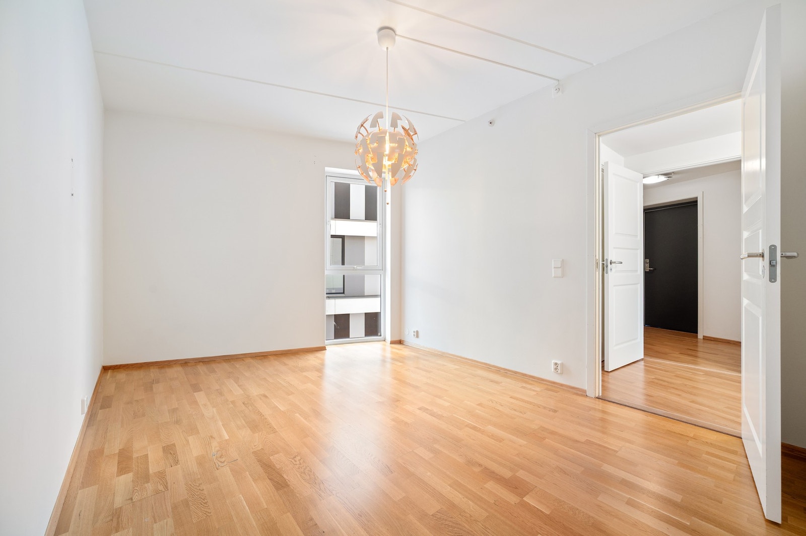 Romslig soverom med god plass til dobbeltseng og tilhørende møblement. Galleribilde