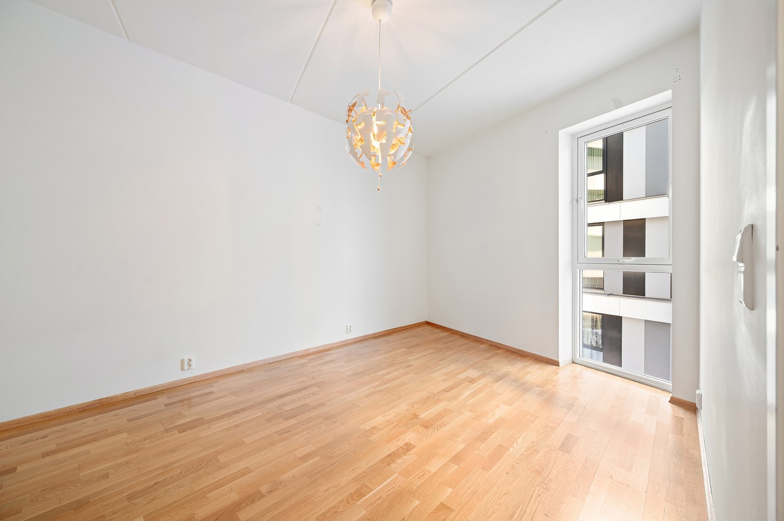 Store vindusflater gir godt lysinnslipp og en fin romfølelse. Galleribilde