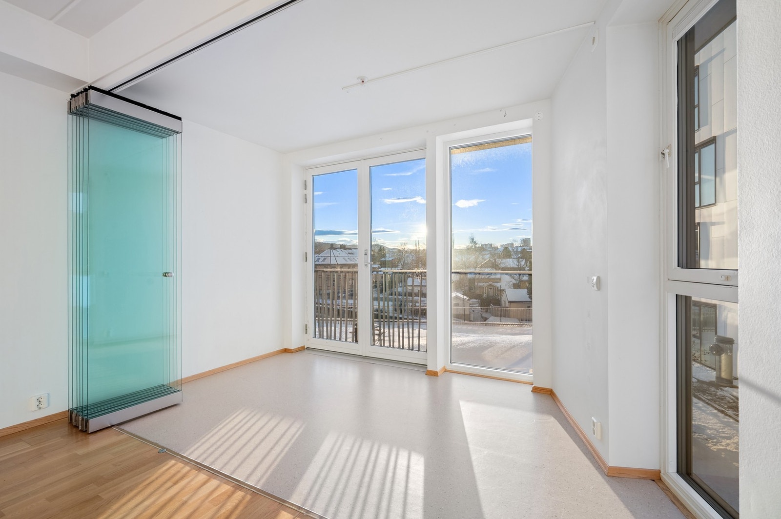 Lys og luftig spisestue med store vindusflater. Galleribilde