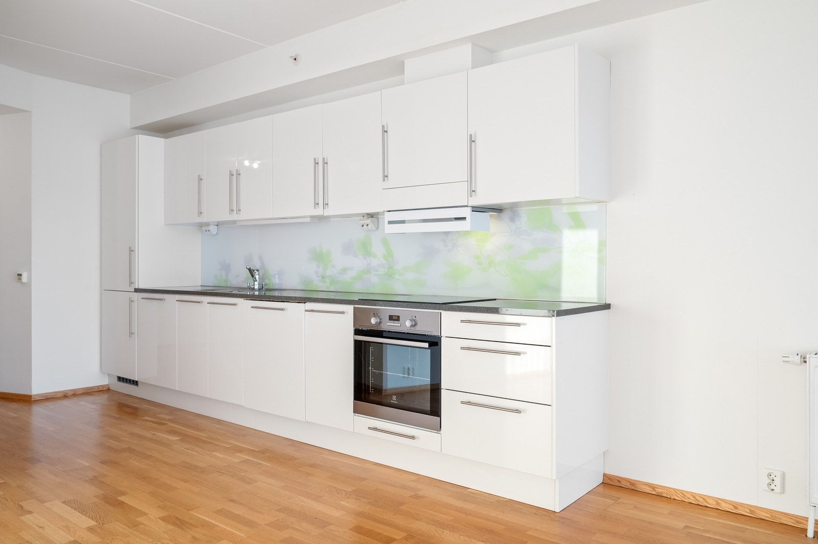 Kjøkkeninnredning med glatte fronter og god skap- og benkeplass. Galleribilde