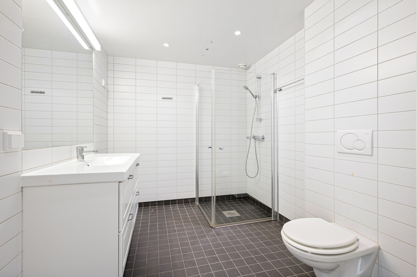 Baderommet har opplegg for vaskemaskin. Galleribilde