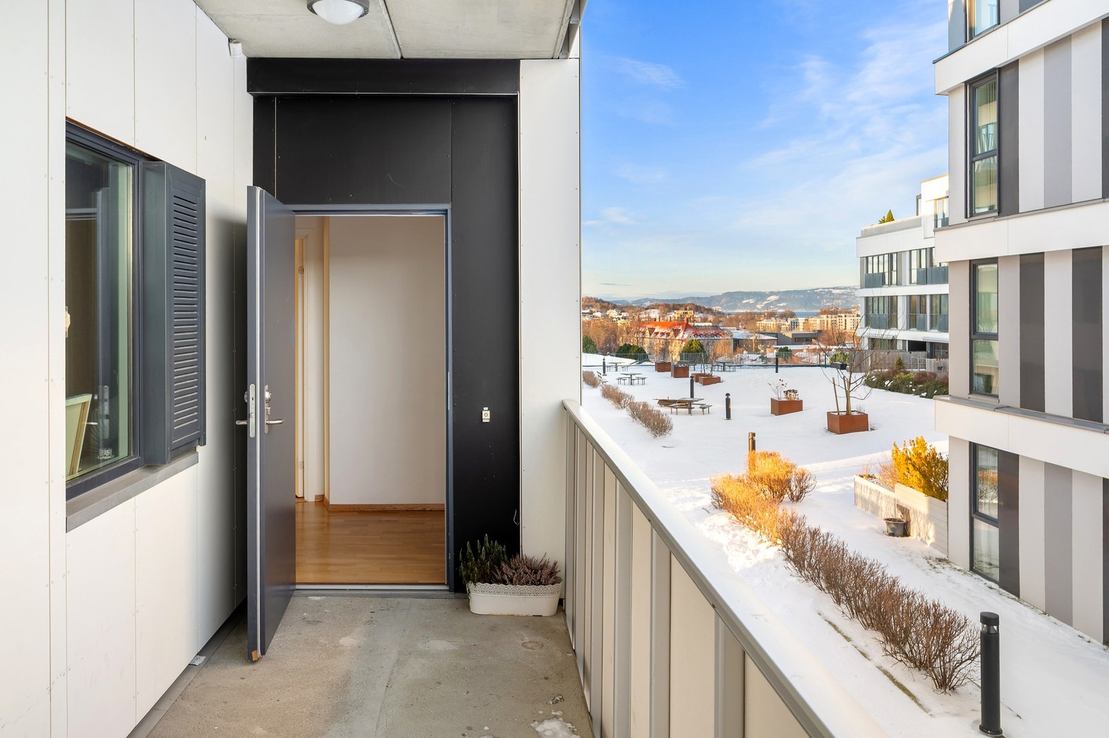 Inngangsparti med adkomst via svalgang. Galleribilde