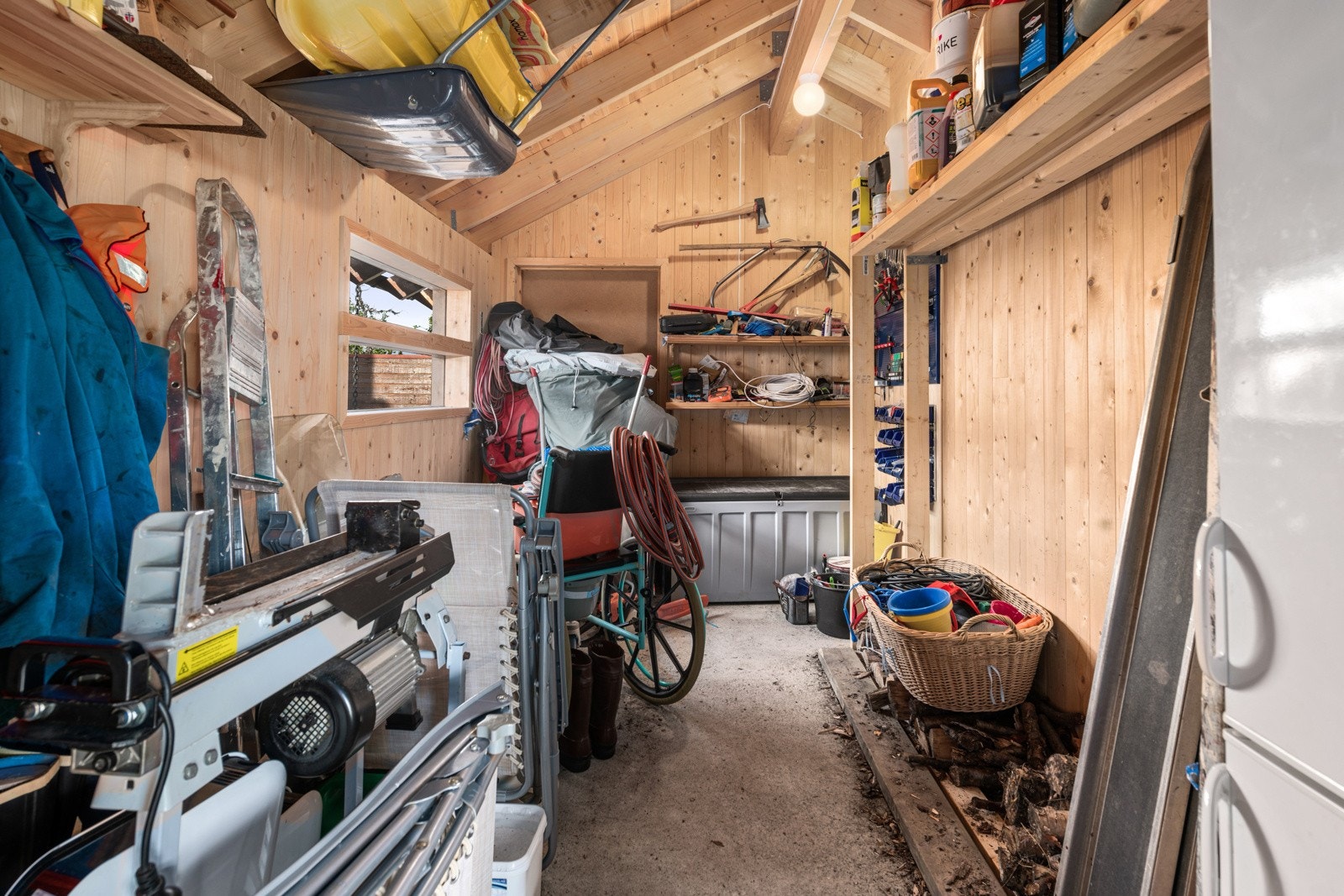 Uthus med god plass til oppbevaring Galleribilde