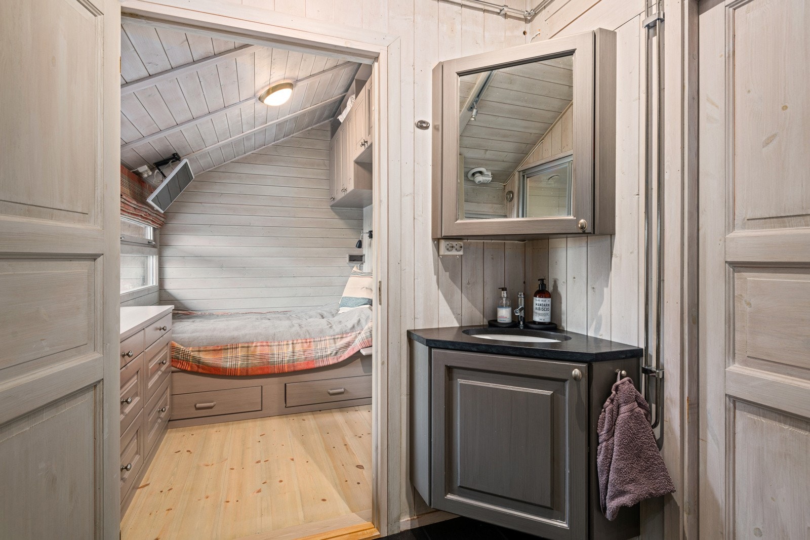 Til badet går det dør ut i gang og til soverom Galleribilde