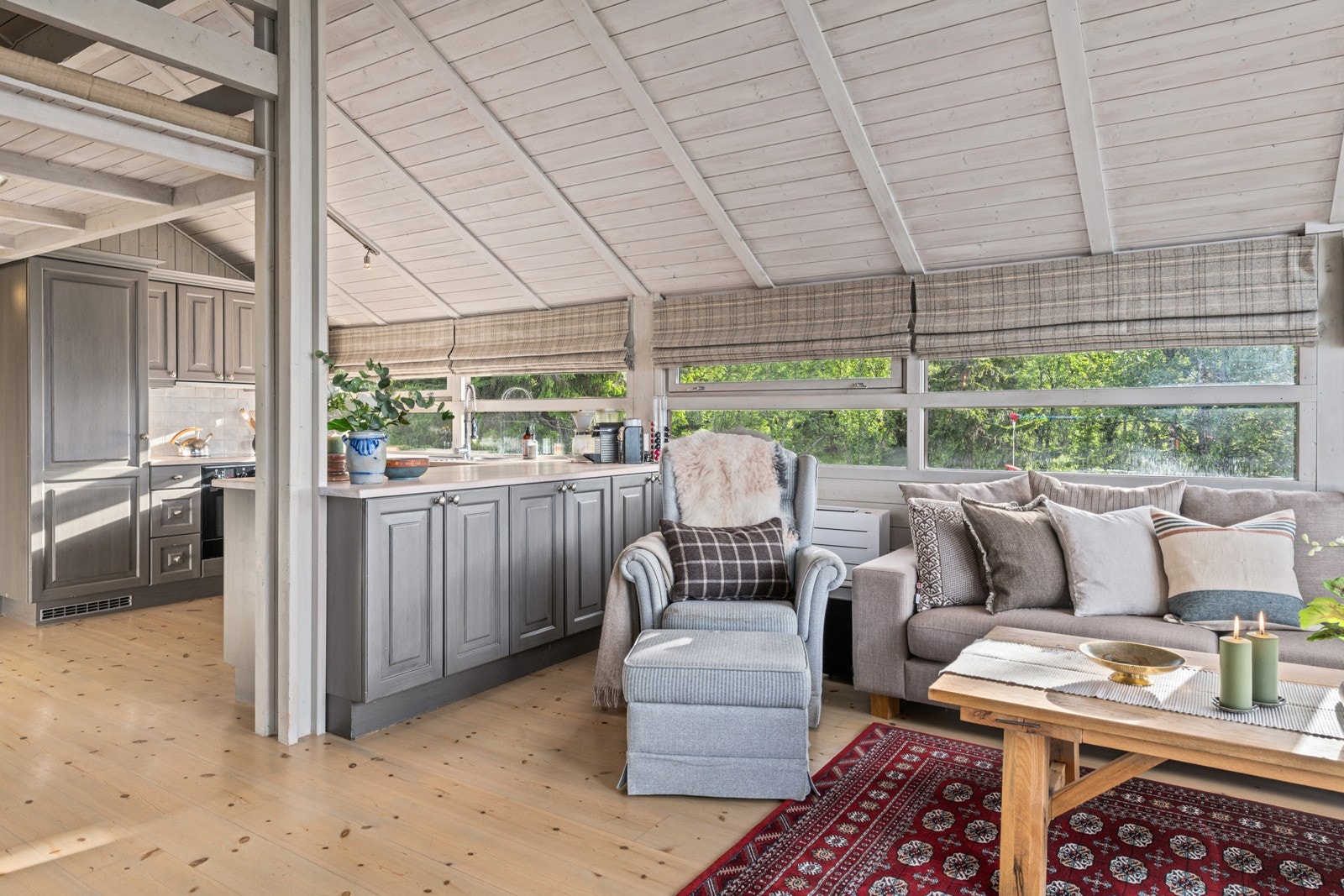 Hele hytten er innredet av Gammal Årgang Beitostølen og Rå Tradisjon Valdres med kjøkken, fargevalg og interiørvalg Galleribilde