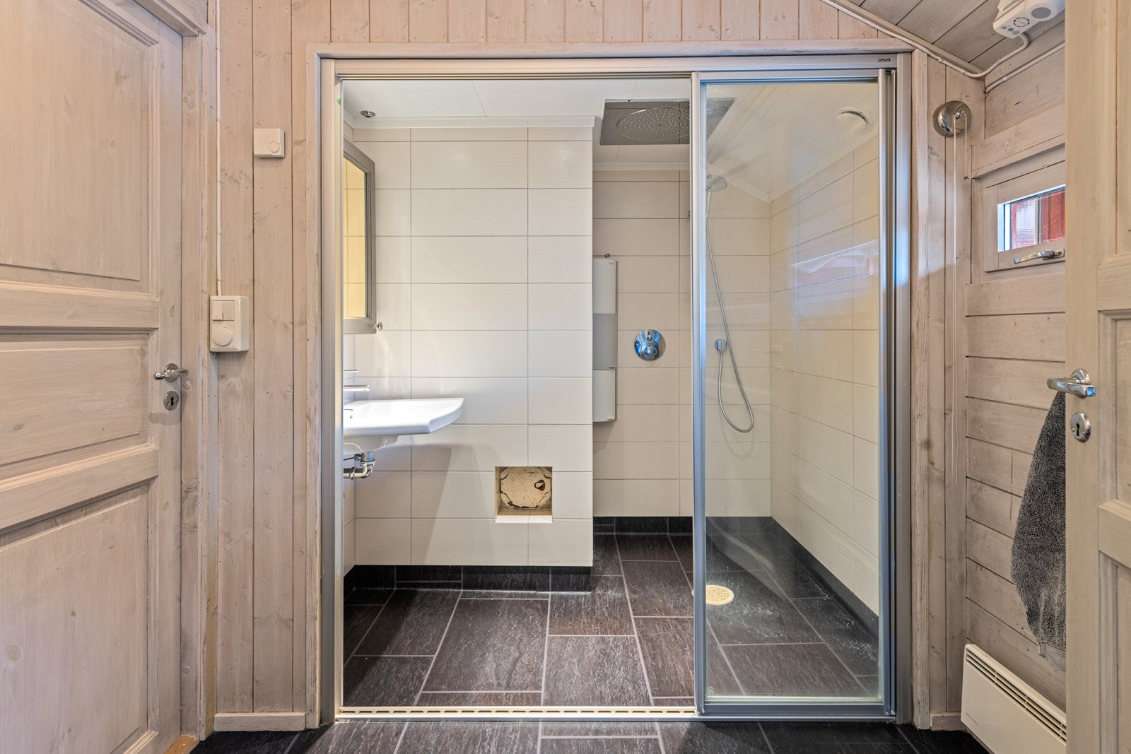 Badet har servantinnredning og dusj Galleribilde