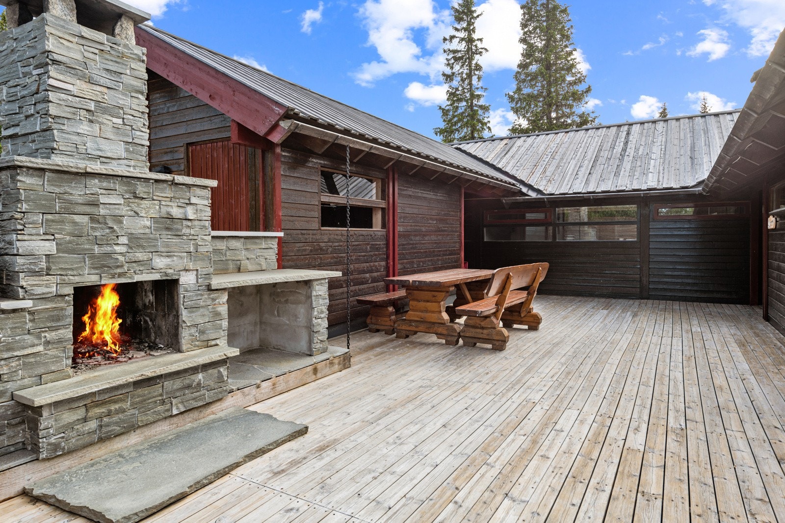 Uteplassen er helt usjenert og i god le for vær og vind Galleribilde