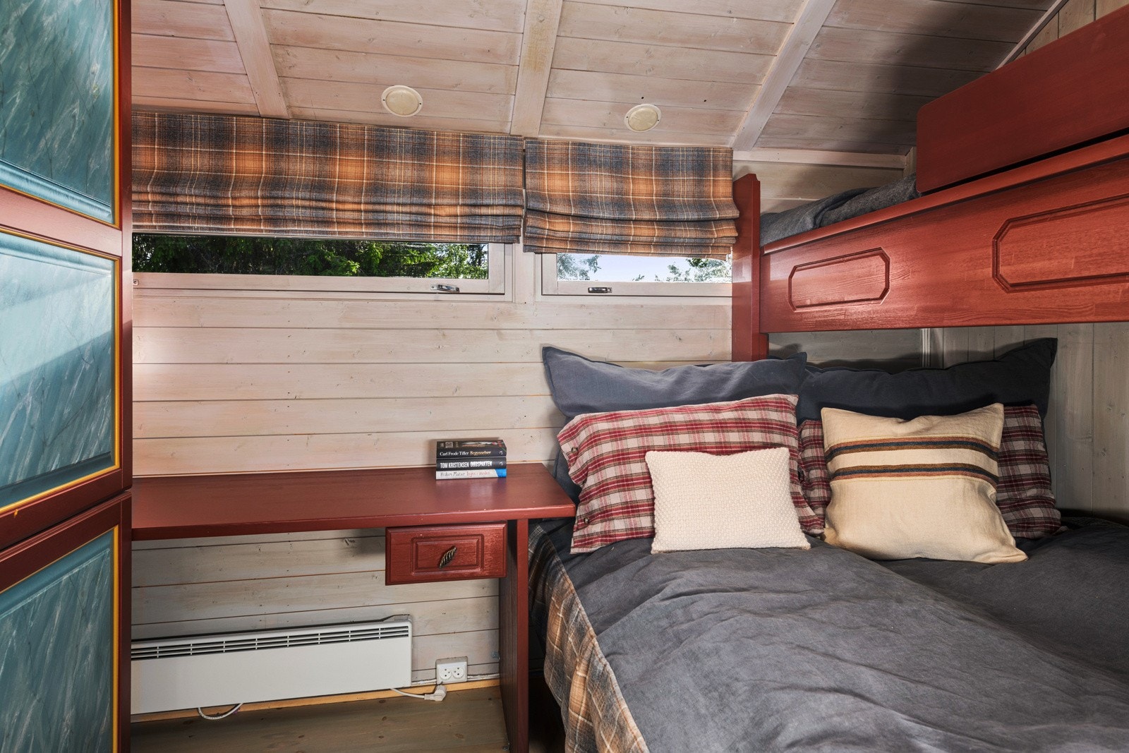 Hyttens andre soverom er perfekt når familien kommer på besøk Galleribilde