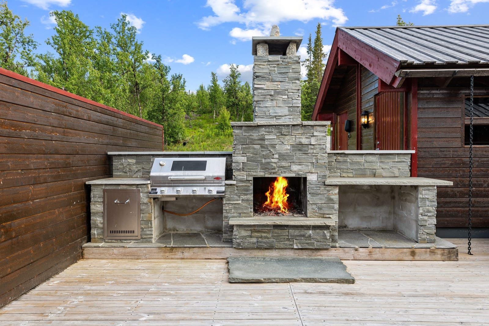 Rålekkert utekjøkken med integrert gassgrill og peis Galleribilde