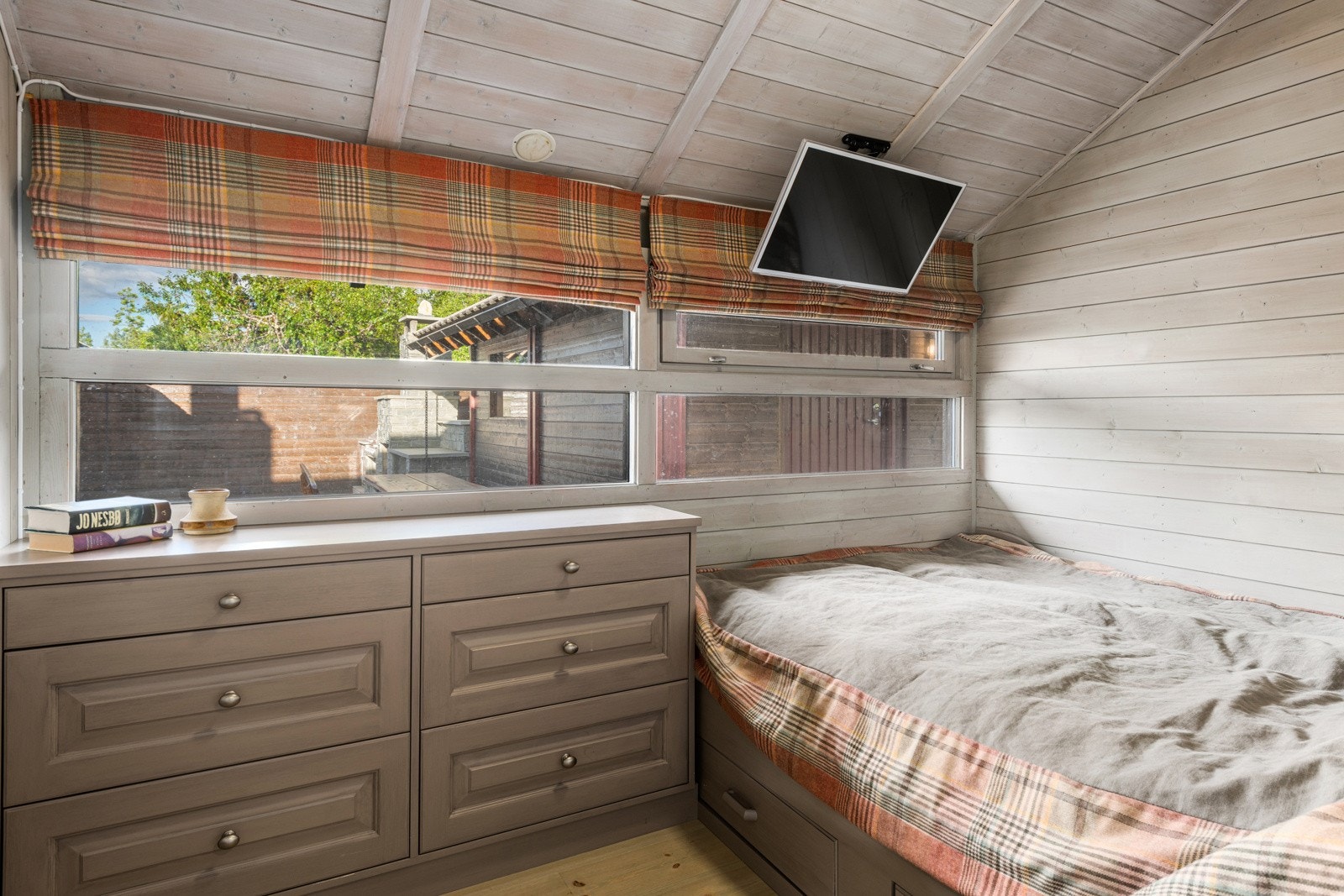 Hyttens tredje soverom med tilkomst til badet Galleribilde