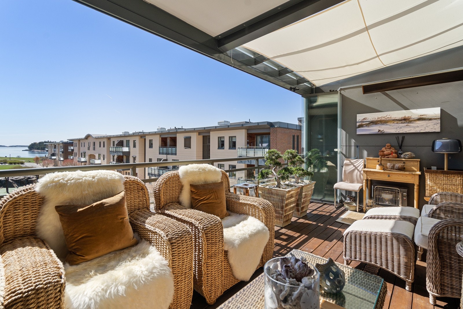 Det er montert varme slik at lange sommerkvelder kan nytes sammen med sjøens gleder Galleribilde