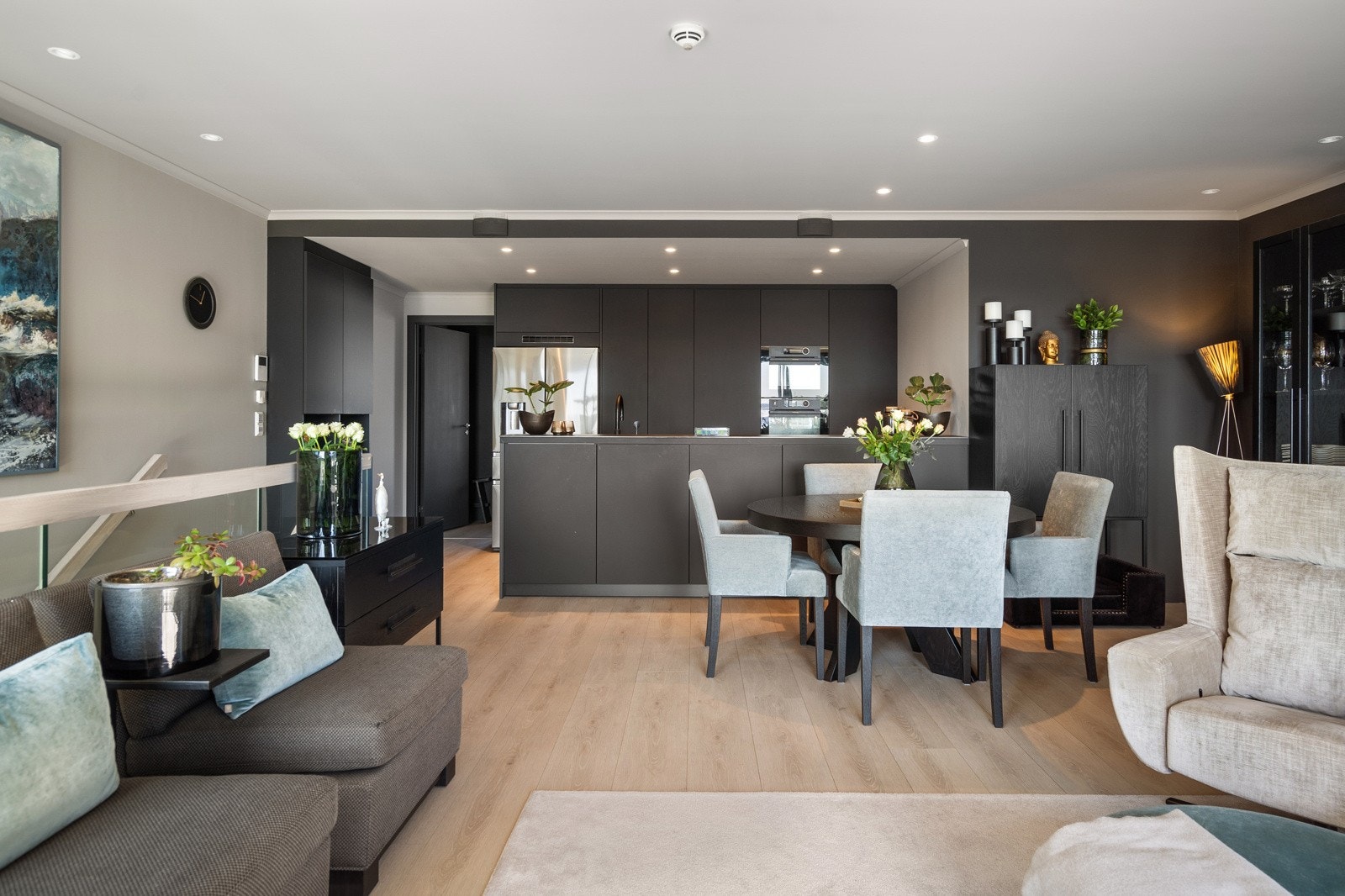 Kjøkken i åpen løsning til stuen som har utgang til balkong Galleribilde