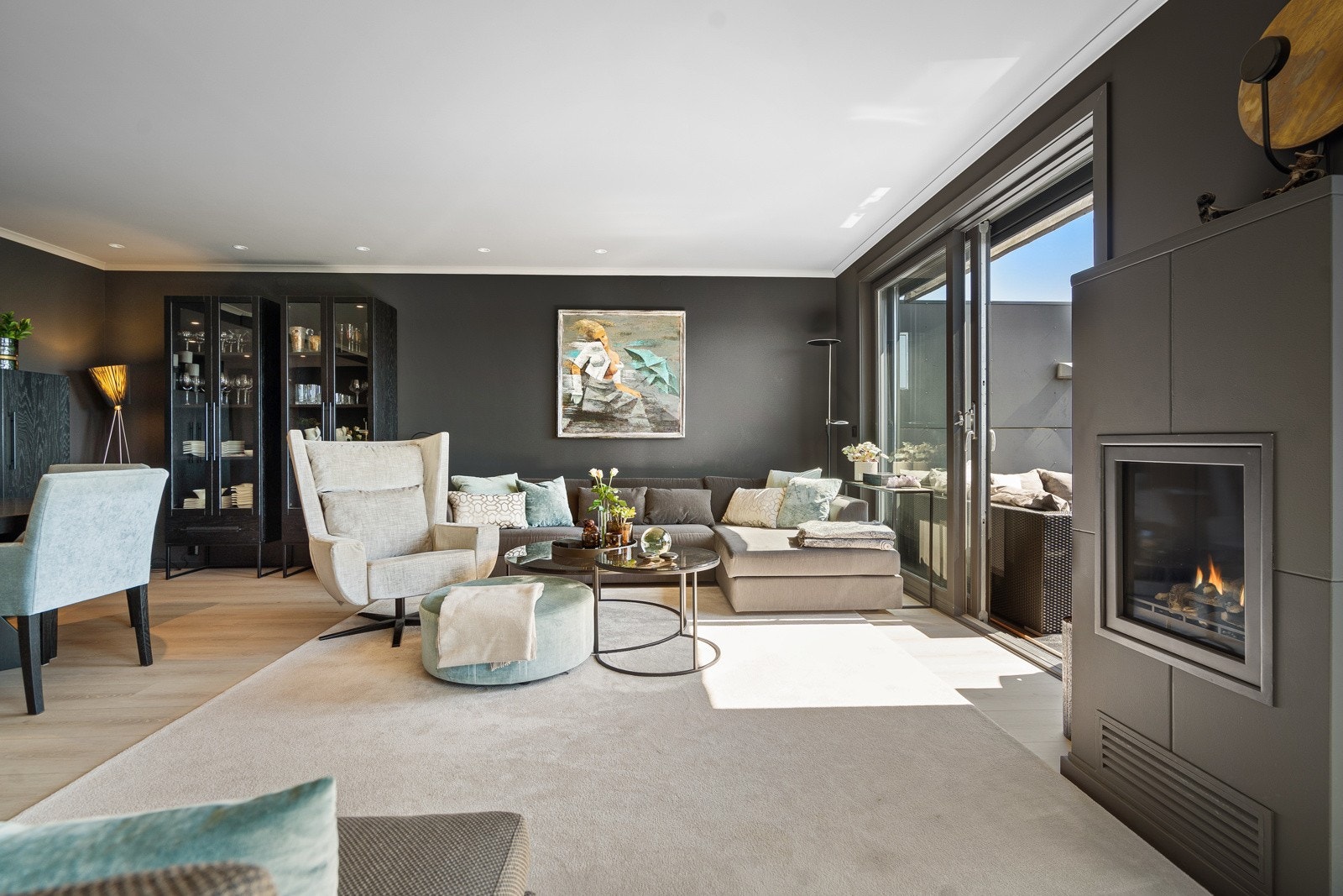 Stuen er meget lys og lekker og alle flater er nye i 2022 Galleribilde