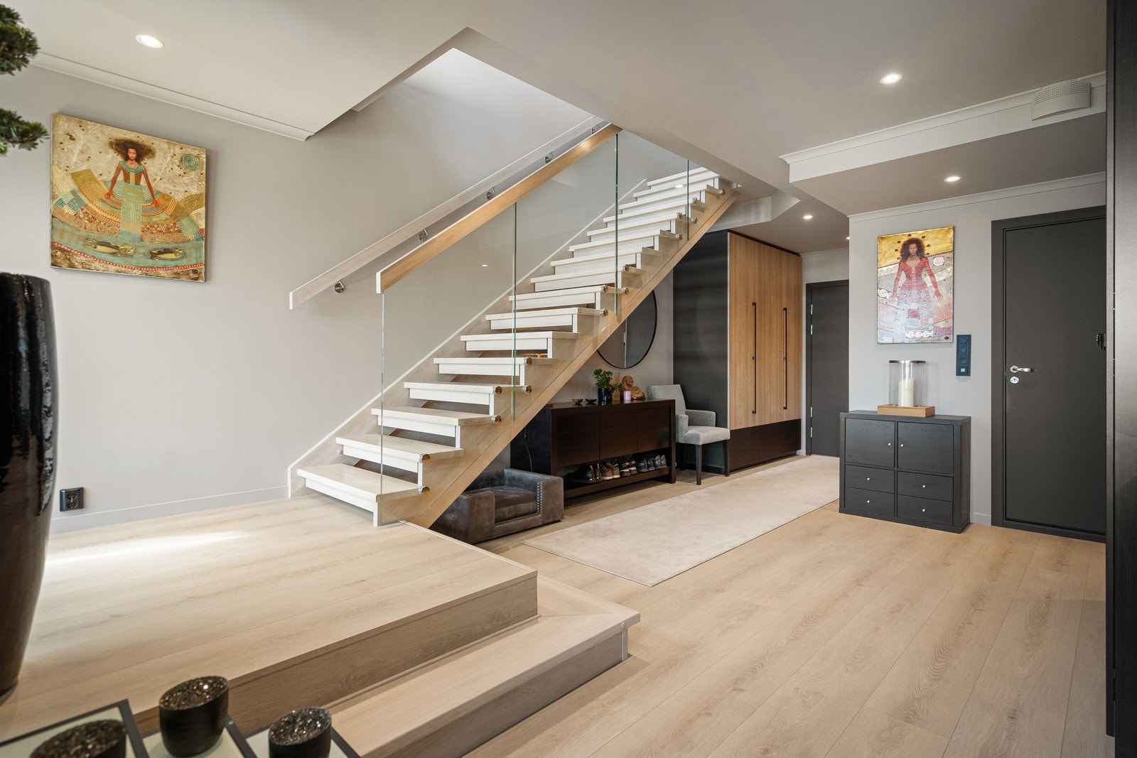 Stor og åpen hall i underetasjen Galleribilde