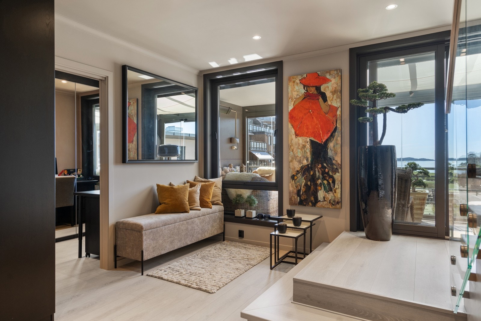 Underetasjen har i tilegg til hallen, et soverom en bod og et bad med opplegg til vaskemaskin Galleribilde