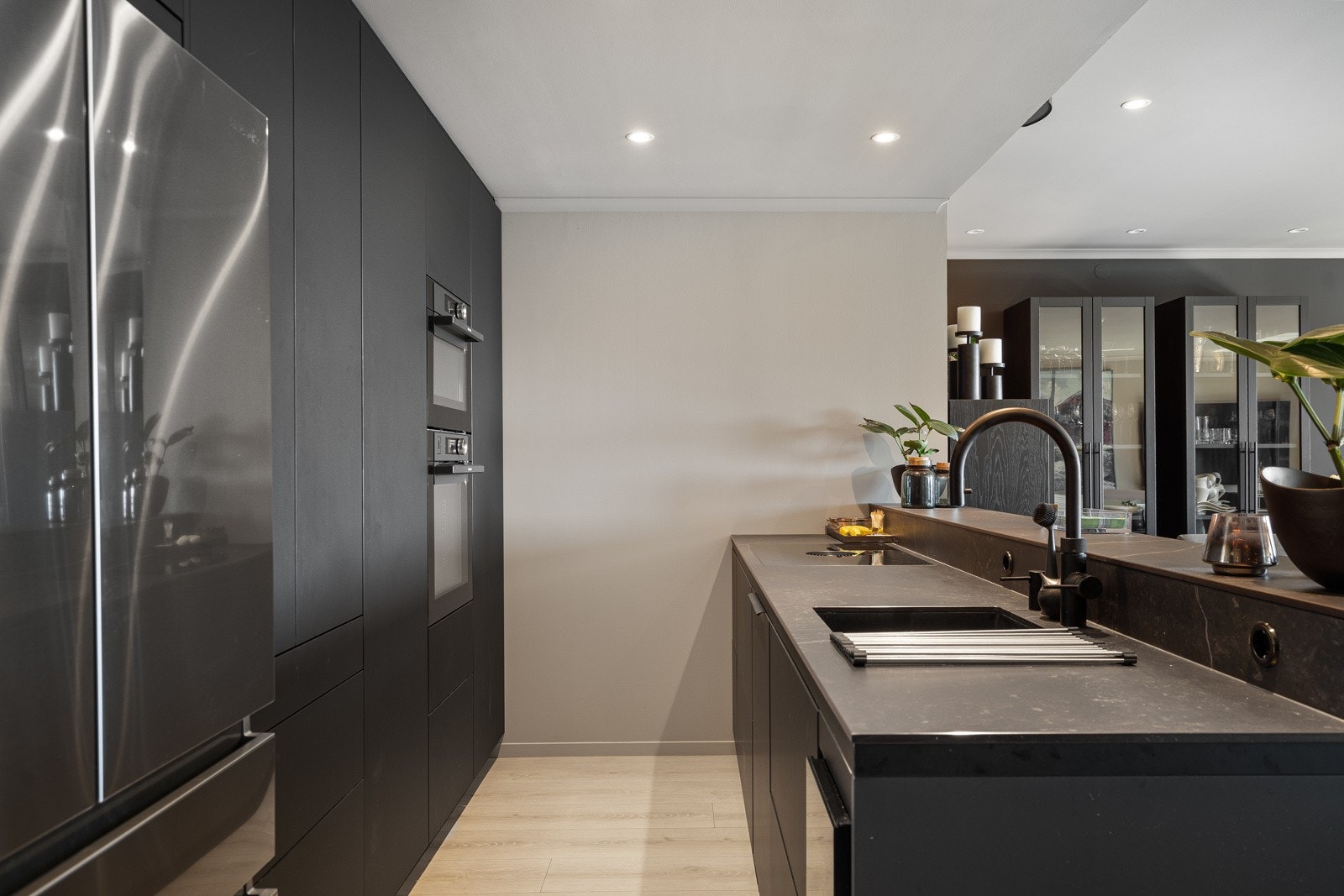 Nytt, velutstyrt kjøkken fra Scmidt med eksklusiv benkeplate i ripefri komposittstein Galleribilde