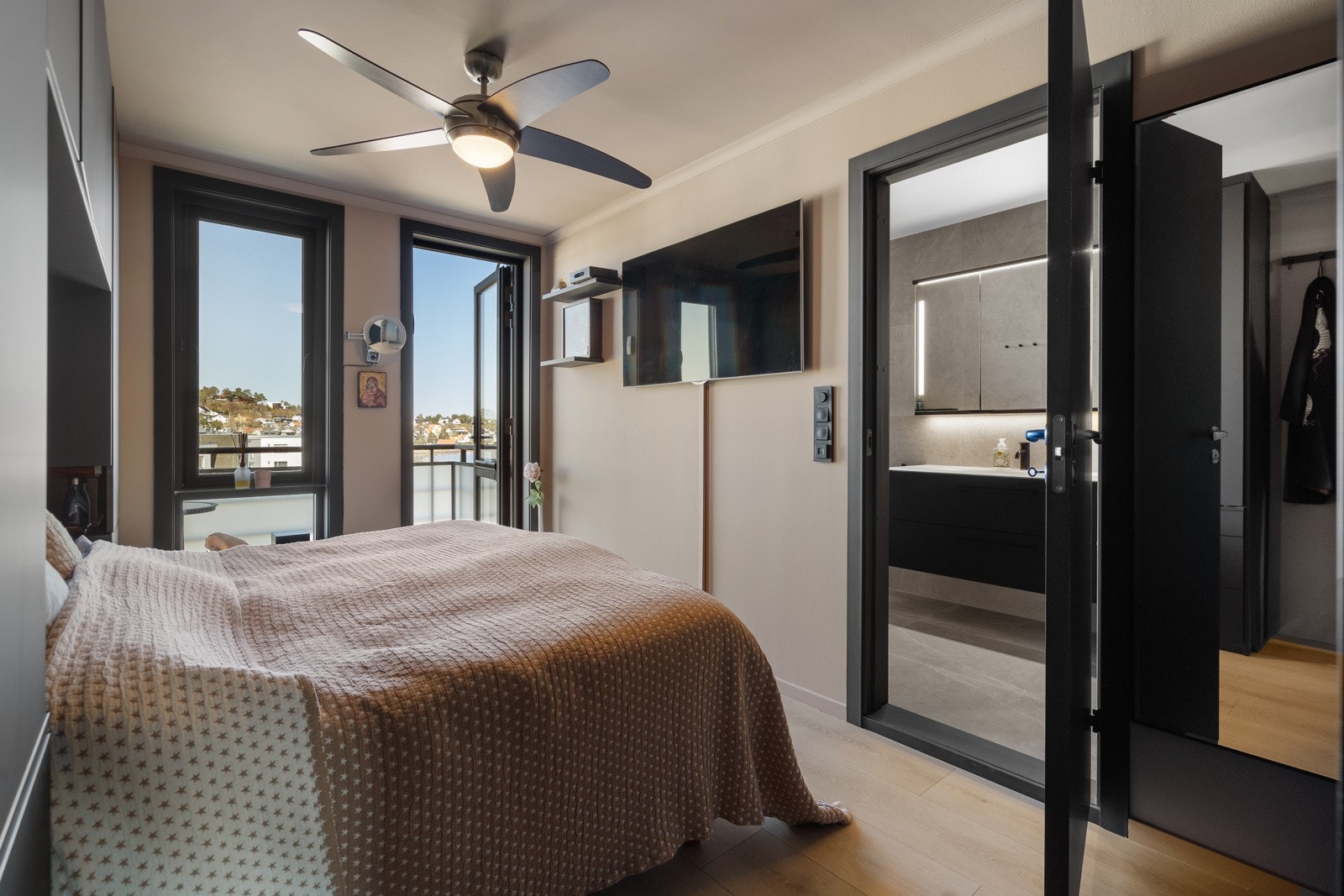 Hovedsoverommet har eget, lekkert bad Galleribilde