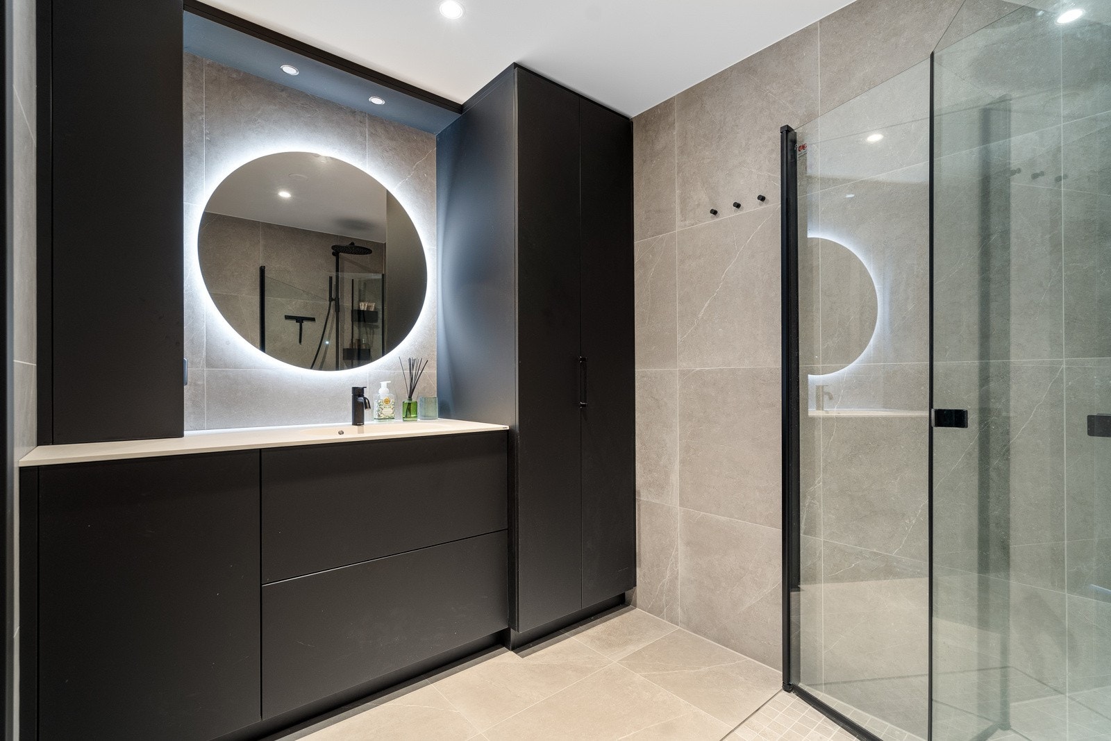 Bad 2 har praktisk skapnisje for både vaskemaskin og tørketrommel Galleribilde