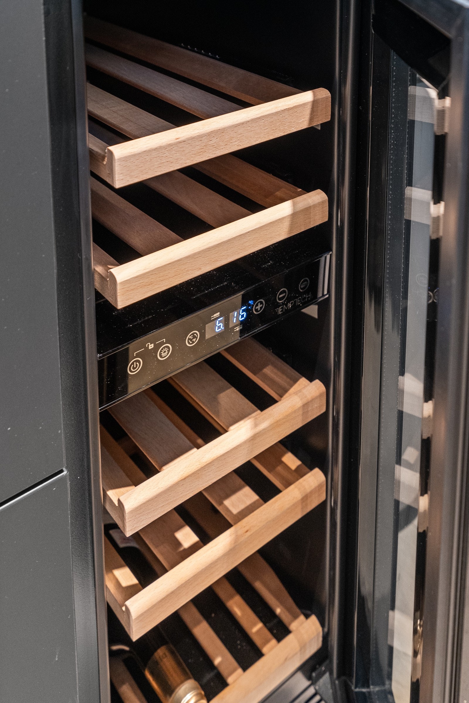 Temptech vinskap med to temperatursoner Galleribilde