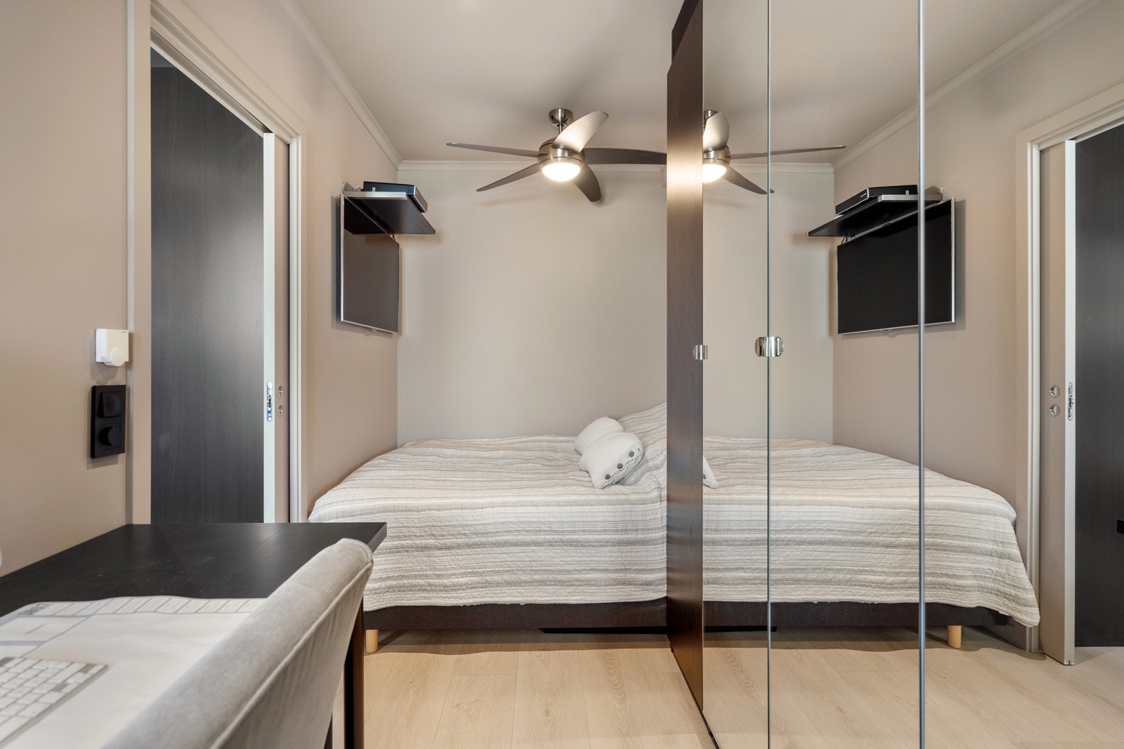 Soverom 2 har også bra med skapplass Galleribilde