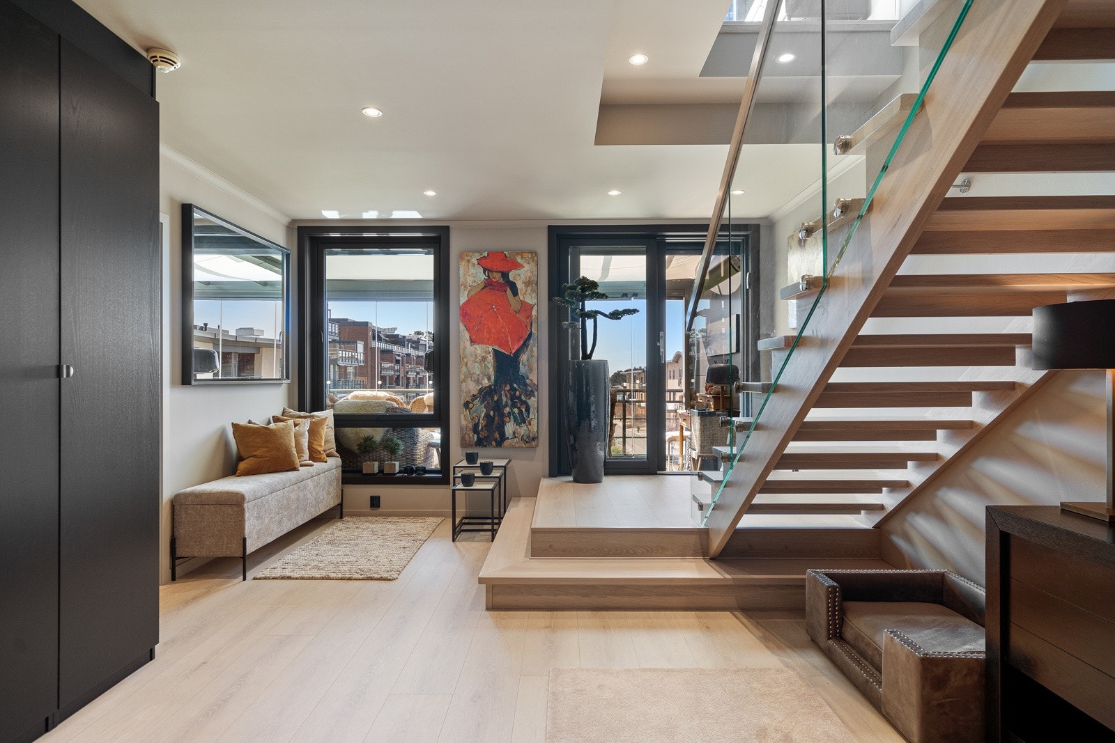 Det er utgang til en innglasset balkong fra denne etasjen Galleribilde