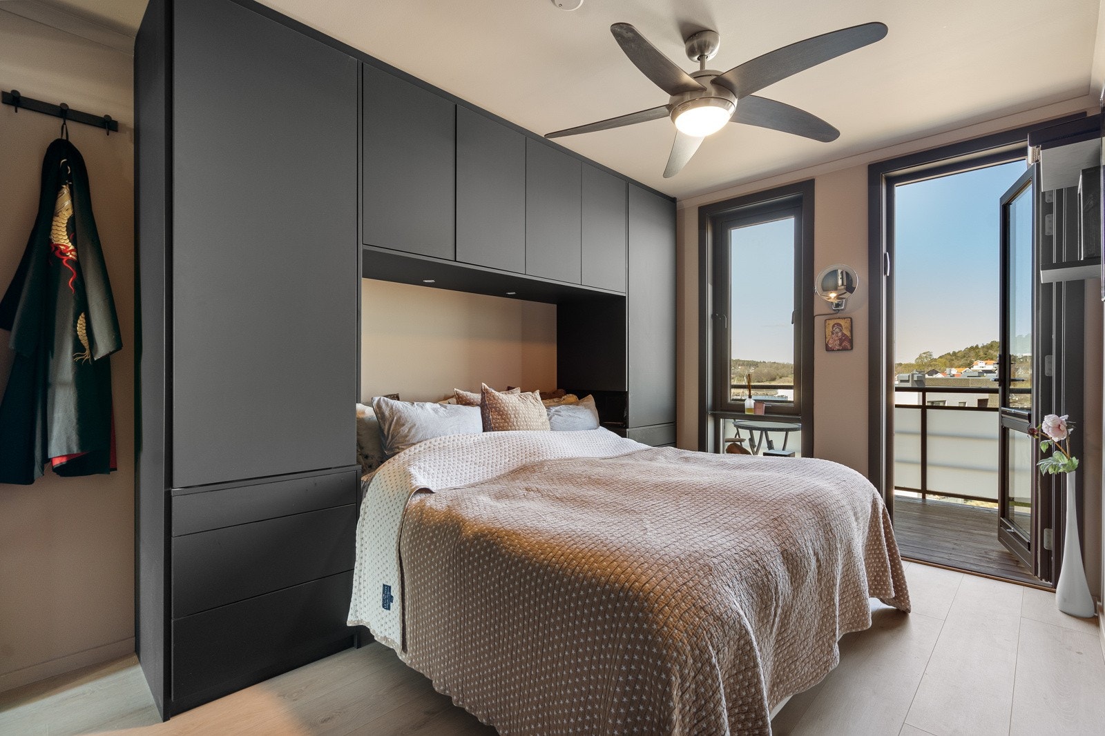 Hovedsoverom med plassbygget skapinnredning fra Schmidt Galleribilde