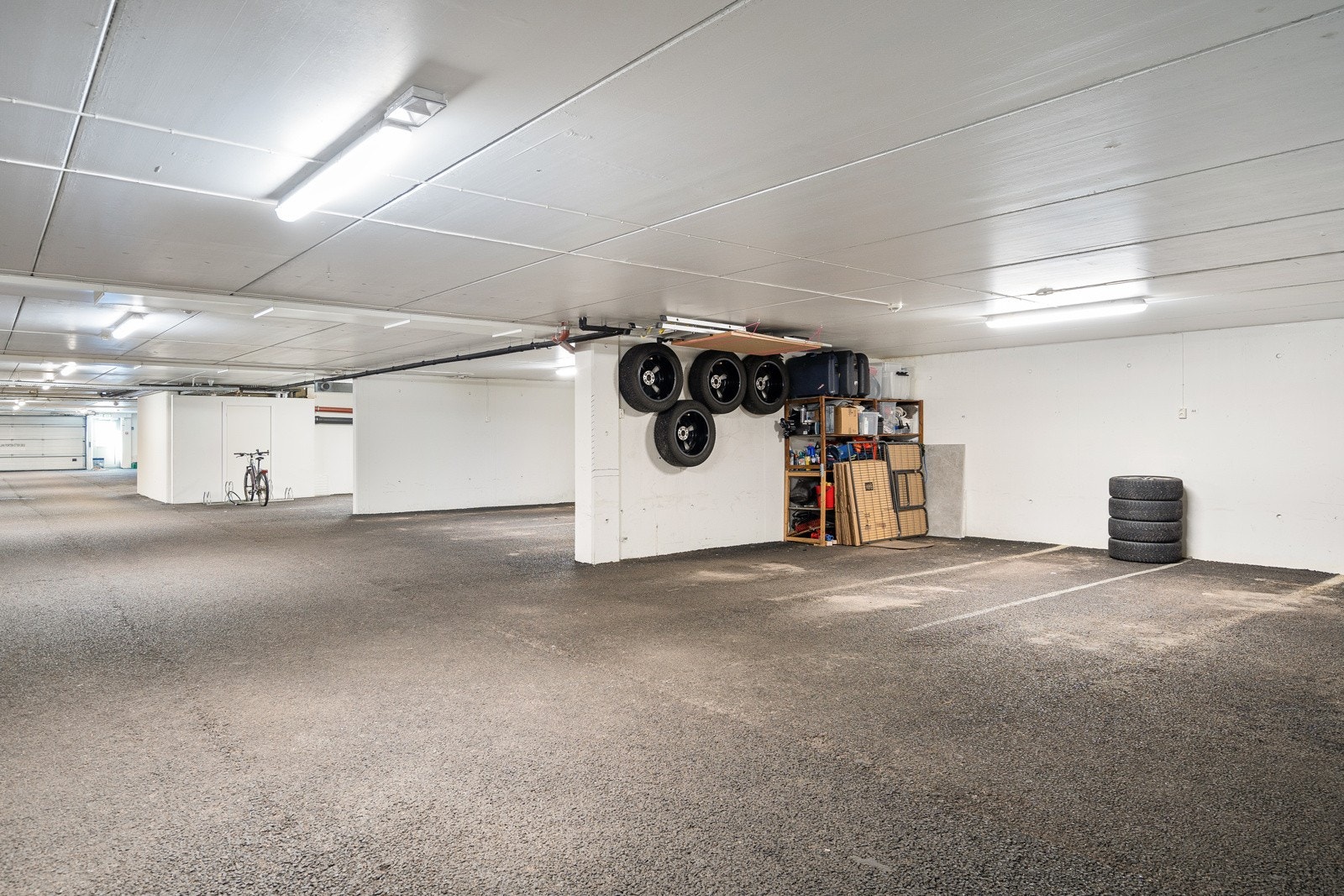 Ekstra stor parkeringsplass i felles garasjeanlegg (1,5 Plass) Galleribilde