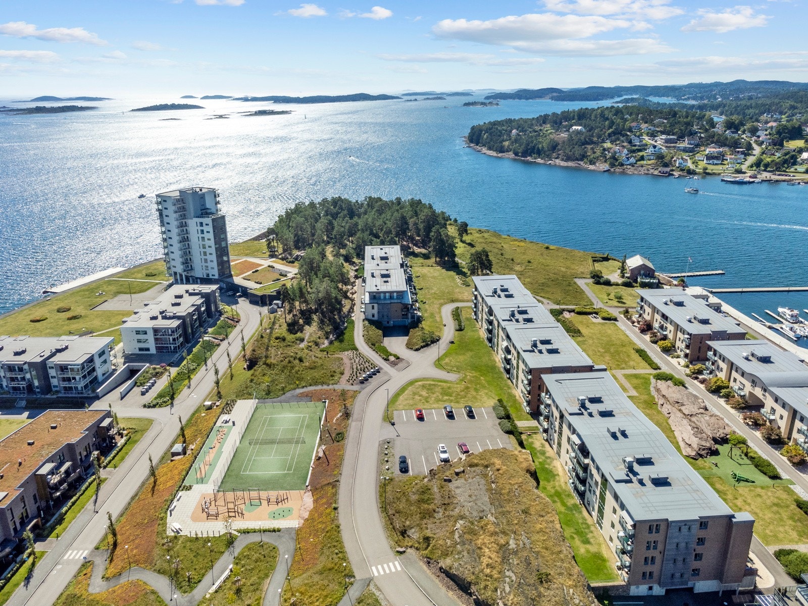 Jarlsø har mye å by på. Turområder, tennisbane, tregningssenter mm Galleribilde